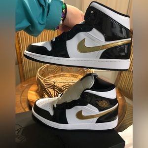 NIB Air Jordan 1 Mid SE Mens 8.5 Black/Gold/White